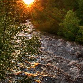 Солнце садится в горную речку