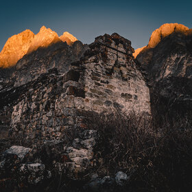 На рассвете, когда лучи солнца осветили только вершины горы Цей-Лоам в Джейрахском районе Ингушетии.