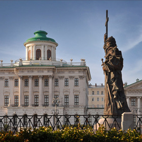 Памятник князю Владимиру на Боровицкой площади в Москве.