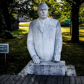 Памятник Л.И.Брежневу в резервации