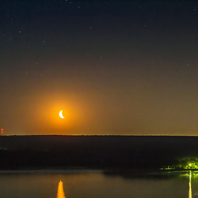 Восход луны над Белгородским водохранилищем