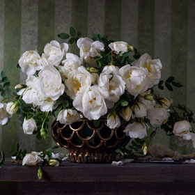 Натюрморт с белыми розами