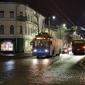 Шёл троллейбус по улице Крестовой...
