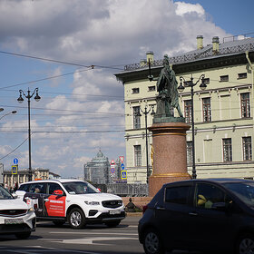 На площади Суворова